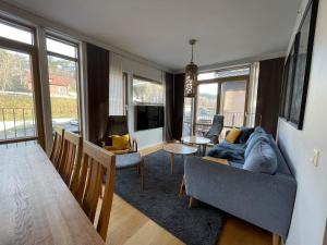 Åre Travel - Mörviksgården في آرا: غرفة معيشة مع أريكة وطاولة