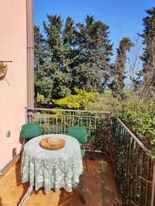 una mesa y sillas en un balcón con vistas en Villa Melina lafattoriasecondonoi en Casa Criscione