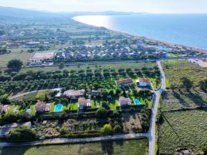 - une vue aérienne sur une maison à côté de l'océan dans l'établissement Villa Pami, à Plage d'Almiros