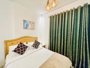 Postel nebo postele na pokoji v ubytování Diamond Crown - Studio Holiday Apartment in Dubai Marina