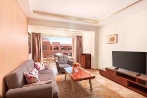 TV a/nebo společenská místnost v ubytování Pickalbatros Alf Leila Wa Leila Resort - Neverland Hurghada