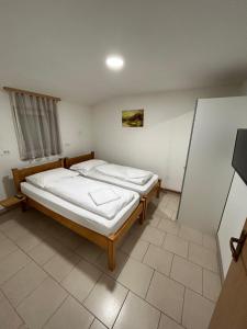 波熱加的住宿－Apartman Vanja，一间卧室设有两张床和窗户。