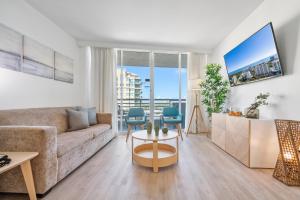 uma sala de estar com um sofá e uma mesa em Beach Apartments by Avi Real Estate em Fort Lauderdale