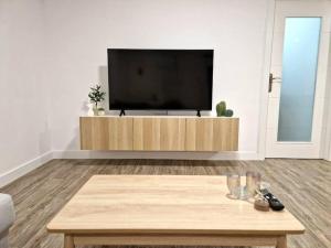 salon z telewizorem z płaskim ekranem w centrum rozrywki w obiekcie Apartamento Vistamar w mieście Santa Cruz de Tenerife