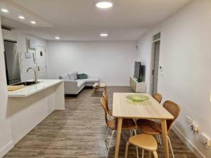 kuchnia i salon ze stołem i krzesłami w obiekcie Apartamento Vistamar w mieście Santa Cruz de Tenerife