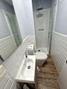 biała łazienka z umywalką i toaletą w obiekcie Apartamento Vistamar w mieście Santa Cruz de Tenerife