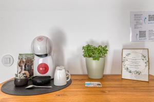 a counter with a blender and a plant on it at Quinta do Ourives in Carvoeiro