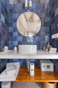 a bathroom with a sink and a mirror at Quinta do Ourives in Carvoeiro