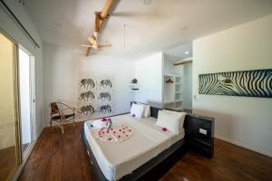 1 dormitorio con 1 cama en una habitación en Beachfront Villa Patti ZanzibarHouses, en Kiwengwa