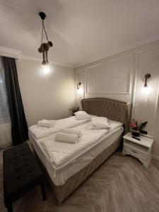 1 dormitorio con 1 cama blanca grande en una habitación en Casa moderna situata in zona centrala a orasului, en Tulcea