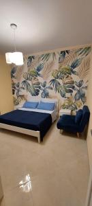 1 dormitorio con 1 cama y una pared con un mural en Raggio di Sole, en Gaeta
