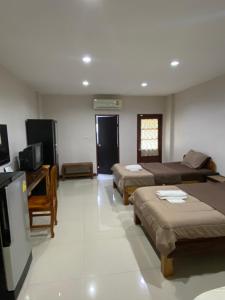 Habitación con 2 camas y TV. en Klang Muang River Home en Phetchabun