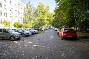 una fila de autos estacionados al lado de una calle en Comfort 28 B, en Miskolc