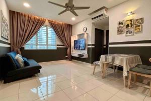 uma sala de estar com um sofá e uma televisão em 'A'ffordable Spacious 6pax S PICE Penang em Bayan Lepas