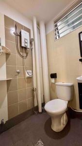 y baño con aseo y ducha. en 'A'ffordable Spacious 6pax S PICE Penang en Bayan Lepas