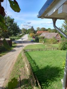 uma vista para uma estrada a partir de uma casa em Dorfblick vom Muckesberg em Lübeck