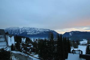 Blick auf eine Stadt mit schneebedeckten Bergen in der Unterkunft Byt v Sonnenalm 7 , 8983 Bad Mitterndof in Bad Mitterndorf