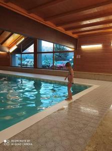 Ein kleiner Junge, der im Schwimmbad steht. in der Unterkunft Byt v Sonnenalm 7 , 8983 Bad Mitterndof in Bad Mitterndorf
