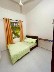 Ліжко або ліжка в номері Tok Abah Homestay Bukit Mertajam