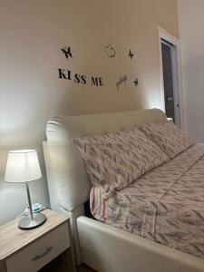 1 dormitorio con 1 cama con estrellas en la pared en B&B Piano Romano -con parcheggio privato gratuito- en Foggia