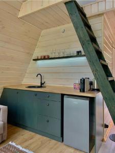 eine Küche in einem winzigen Haus mit Spüle in der Unterkunft A-frame під Києвом 