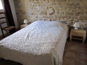 Een bed of bedden in een kamer bij Gîte M