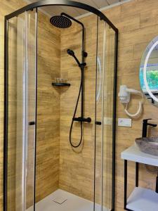 eine Dusche mit Glaskabine im Bad in der Unterkunft A-frame під Києвом 