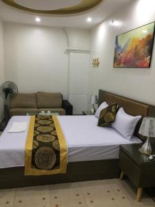 Cama o camas de una habitación en Ánh Sao Hotel - ngõ 42 Liễu Giai - by Bay Luxury