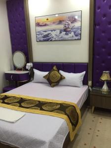 1 dormitorio con 2 camas, paredes de color púrpura y una pintura en Ánh Sao Hotel - ngõ 42 Liễu Giai - by Bay Luxury, en Hanói