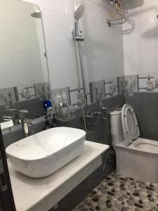 baño con lavabo grande y aseo en Ánh Sao Hotel - ngõ 42 Liễu Giai - by Bay Luxury, en Hanói