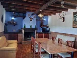 comedor con mesa y chimenea en CASA CUEVA PIENA, Alcudia de Guadix en Alcudia de Guadix