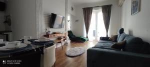 Televízia a/alebo spoločenská miestnosť v ubytovaní Panoráma Gold Wellness Apartman