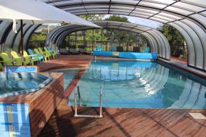 an indoor swimming pool with at All Seasons Holiday Park in Rotorua