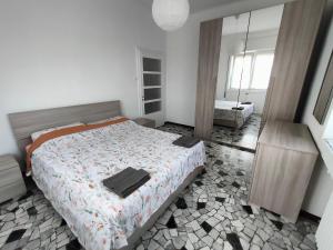 Un dormitorio con una cama grande y un espejo. en Lavanda House, en Vicenza