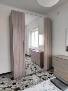 Lavanda House في فيتشنزا: غرفة نوم مع خزانة زجاجية كبيرة مع مرآة