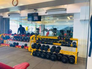 Fitness centrum a/nebo fitness zařízení v ubytování Home2 Renaissance Club