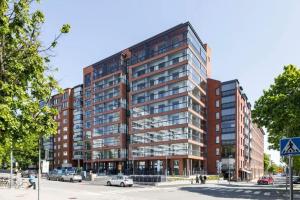 un gran edificio de ladrillo rojo en Hotellitasoinen, uusi huoneisto!, en Tampere
