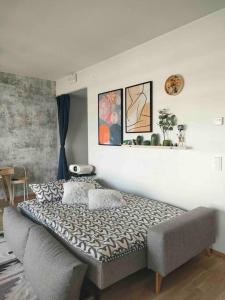 1 dormitorio con 1 cama grande en una habitación en Brand new modern condo built-in Mall of Tripla, en Helsinki