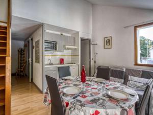 Restaurant o un lloc per menjar a Appartement Barèges, 3 pièces, 6 personnes - FR-1-403-9