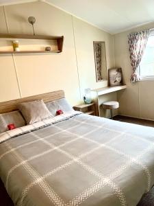 a bedroom with a large bed in a room at 6 Birth Caravan Ingoldmels in Ingoldmells +8 photos