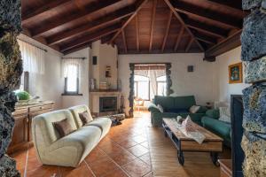 un salon avec des canapés et une cheminée dans l'établissement CASA RURAL LA PERLA NEGRA, à Icod de los Vinos