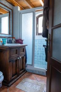 een badkamer met een wastafel en een douche bij CASA RURAL LA PERLA NEGRA in Icod de los Vinos