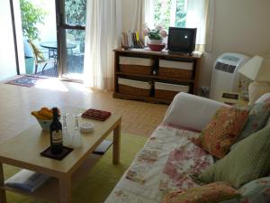 Area tempat duduk di Casa Flora Loft Studio