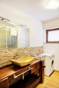 y baño con lavabo y encimera de madera. en Stella Alpina House, en Courmayeur 5 fotos más