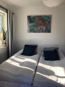 dos camas sentadas una al lado de la otra en un dormitorio en Ett rum & kök en Bålsta