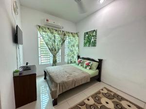 Uma cama ou camas num quarto em Aswadhuda Homestay Seri Iskandar