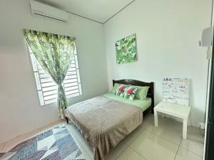 Uma cama ou camas num quarto em Aswadhuda Homestay Seri Iskandar