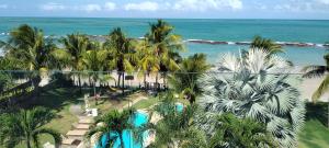 O vedere a piscinei de la sau din apropiere de Loft e Flats Beira Mar - Apart Hotel Praia dos Carneiros