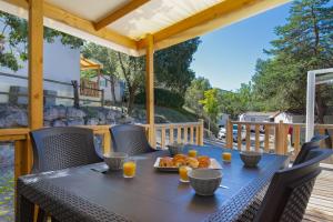 una mesa en la cubierta con una bandeja de comida. en Camping Paradis La Pinede en Gréoux-les-Bains