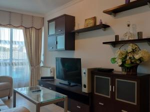 a living room with a television and a table at #Stop&Go "la estancia más corta del mundo" in Arzúa